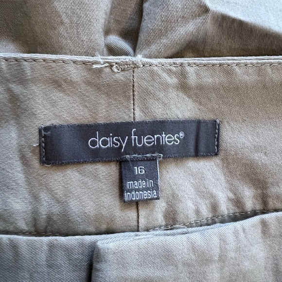 Daisy Fuentes cropped light khaki capris - Picture 6 of 6